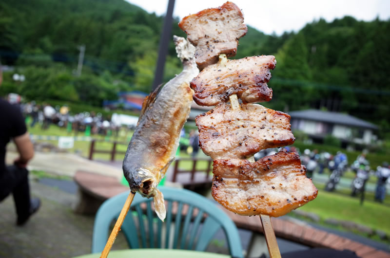 道の駅どうし名物の串焼きとアユ