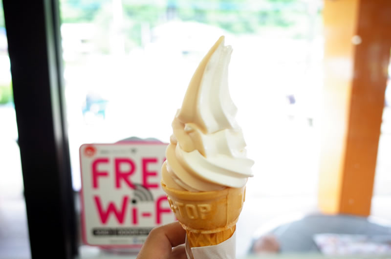 桃のソフトクリームも食べちゃう