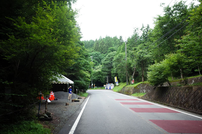 山伏峠の途中にはスタッフ待機所が