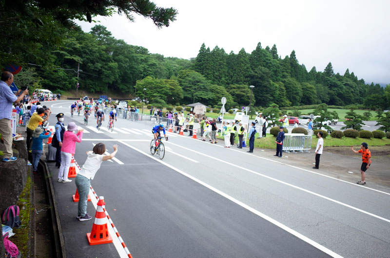 富士霊園は3回も集団が通過する絶好の観戦スポット