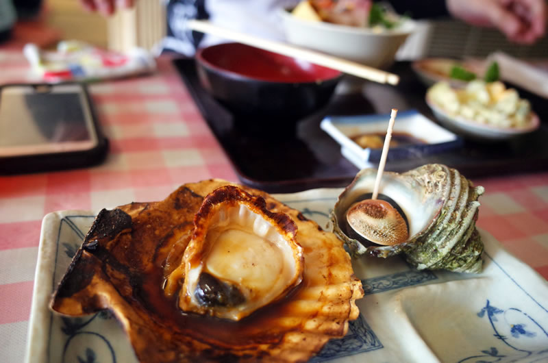 ホタテとサザエの浜焼きを注文