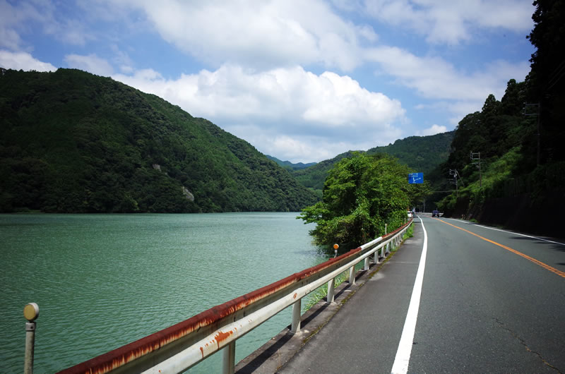 豪快な景色！ ダムの真横を走る