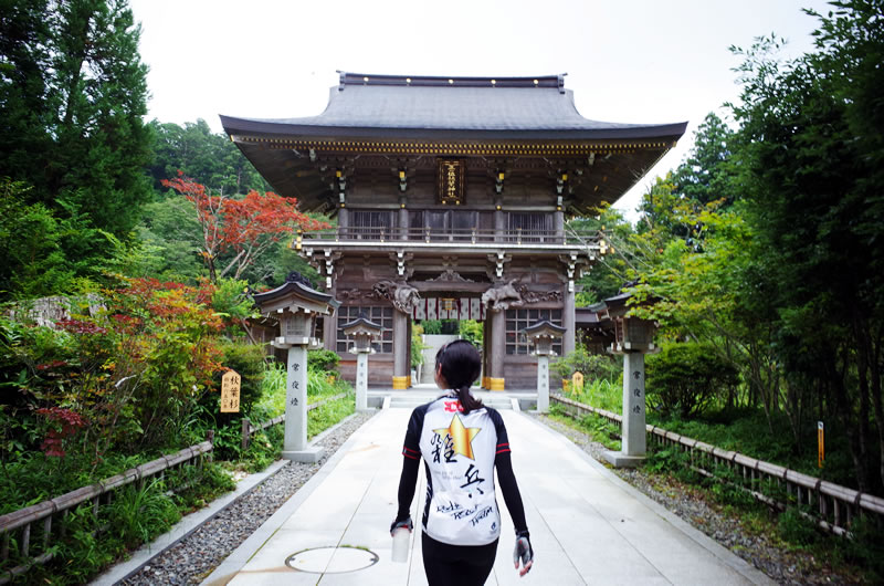 豪華絢爛な山門