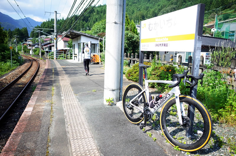 向市場に到着。この先に秘境駅として名高い小和田駅があります