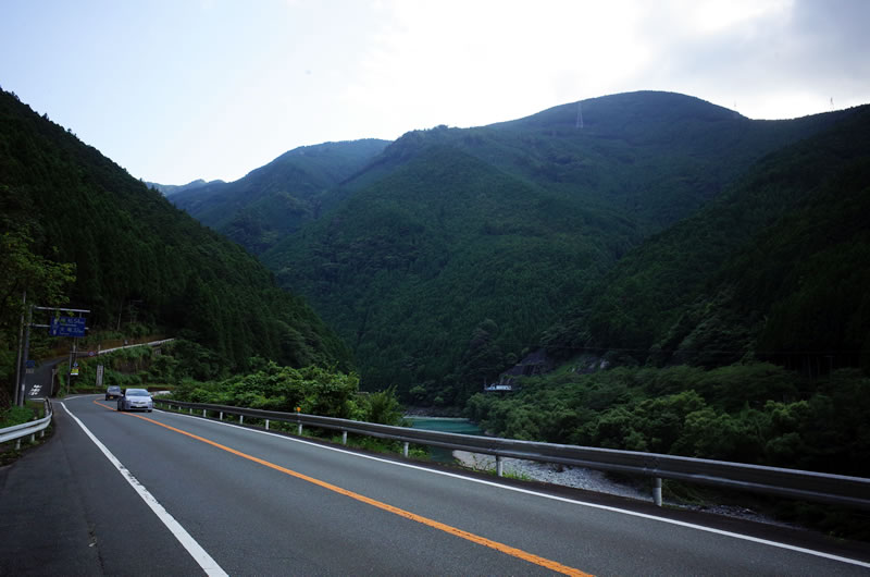 山の間を縫うように走る国道152号線