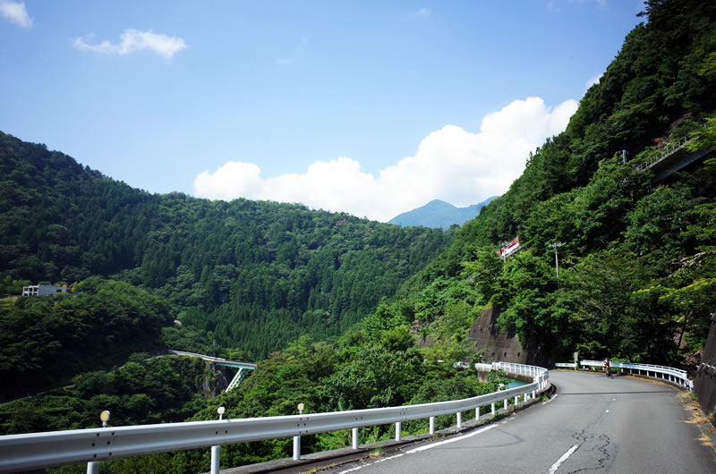 山深く雄大な景色の井川