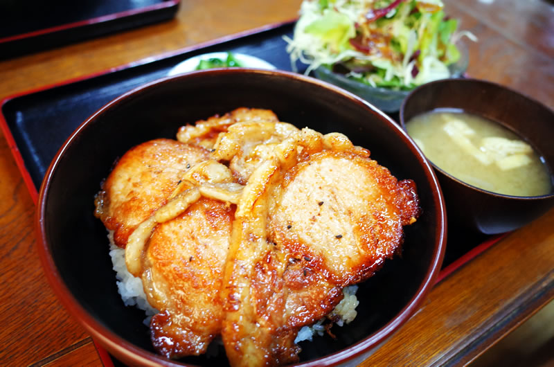 川島屋の豚丼もこのボリューム