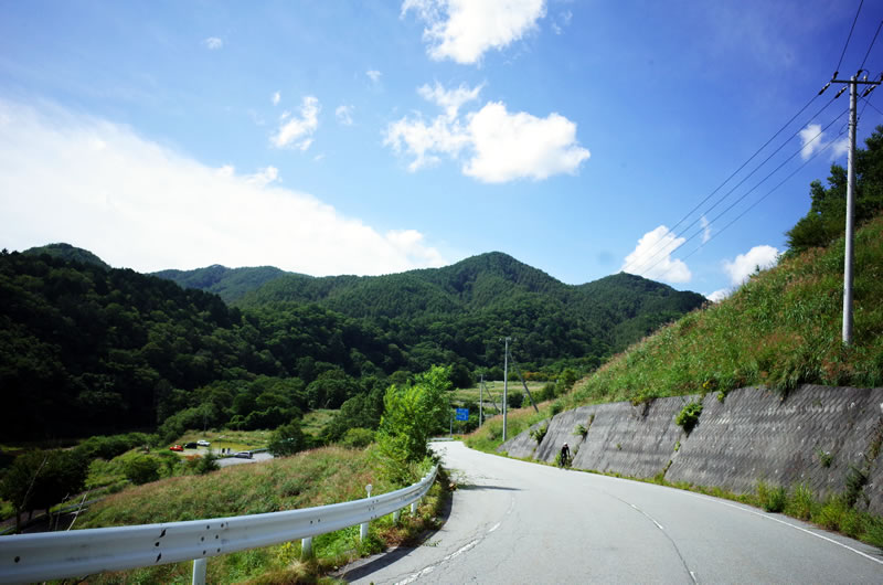 大弛峠に続く道に出てきた