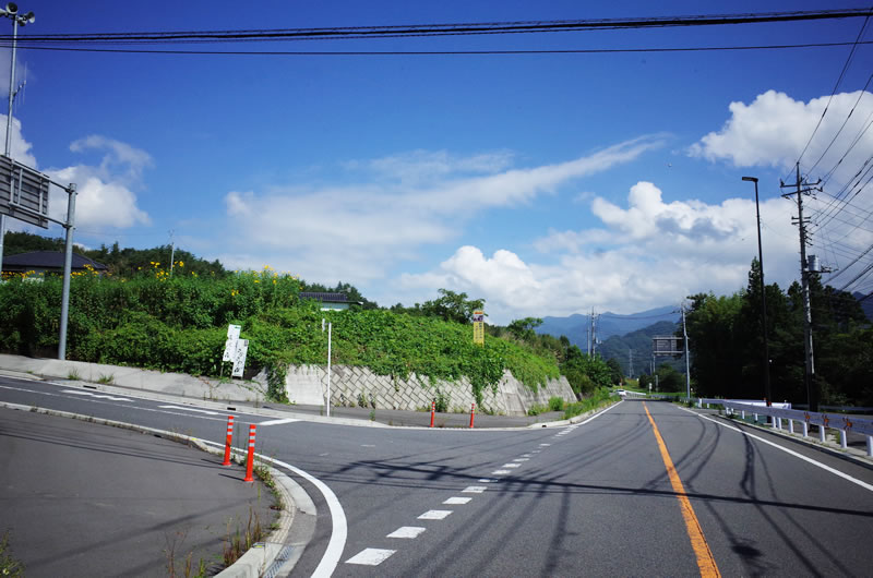 左折すれば群馬CSCへ。黄色の看板には「群馬CSC」の文字が