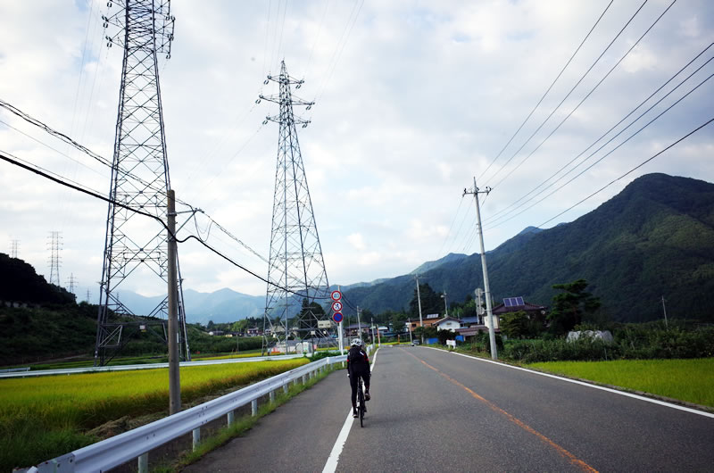 山に囲まれた雄大な景色が続く