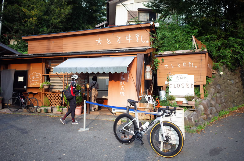 「すずみつ」の隣には大とろ牛乳のお店が