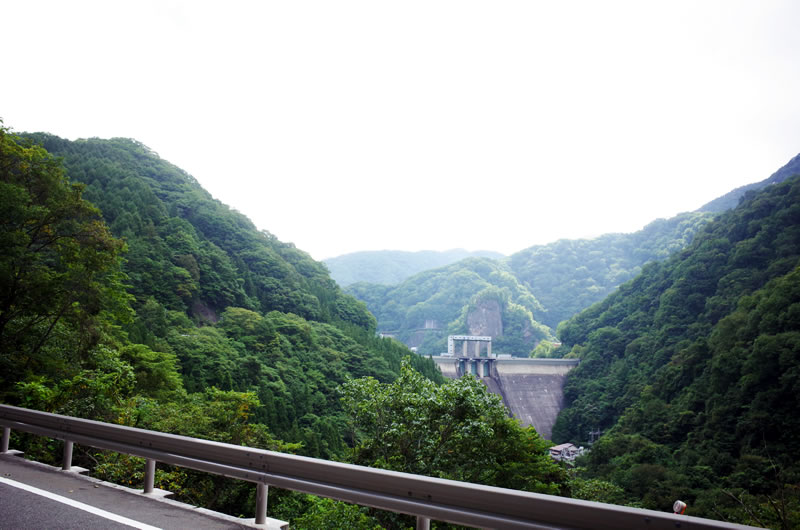 遠くに見える藤原ダム