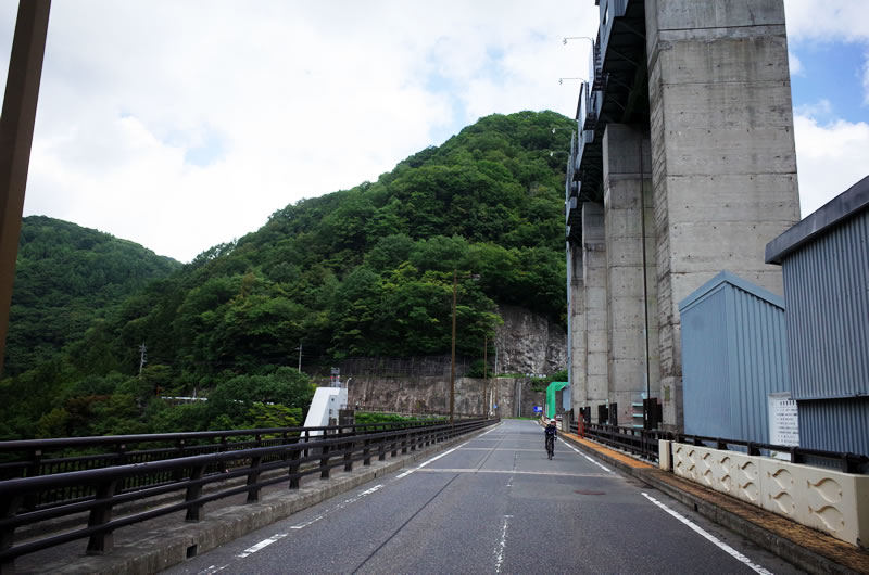 山奥にひっそりとある巨大な建造物な藤原ダム