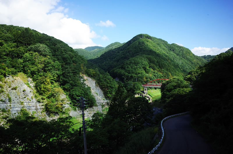 さらに山深くなる県道63号線