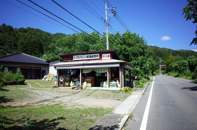 焼きとうもろこしと一緒に売ってる野菜も美味しそう。。。