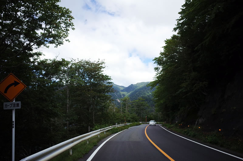 金精峠の国道120号線はやや単調