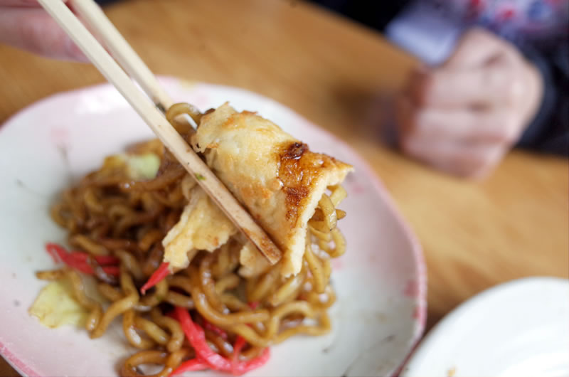 焼きそばをフライで巻くとコレマタ絶品