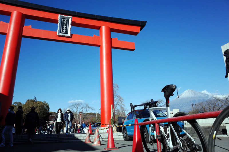 浅間大社の入り口で初詣