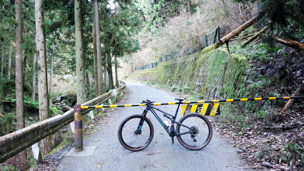 あれあれ、林道大名栗線ゲート、ガッチリ閉まってる(◎_◎;)