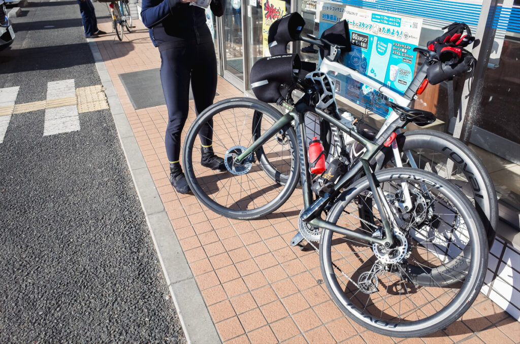 1月とは思えない暖かさでハンドルカバーが重荷