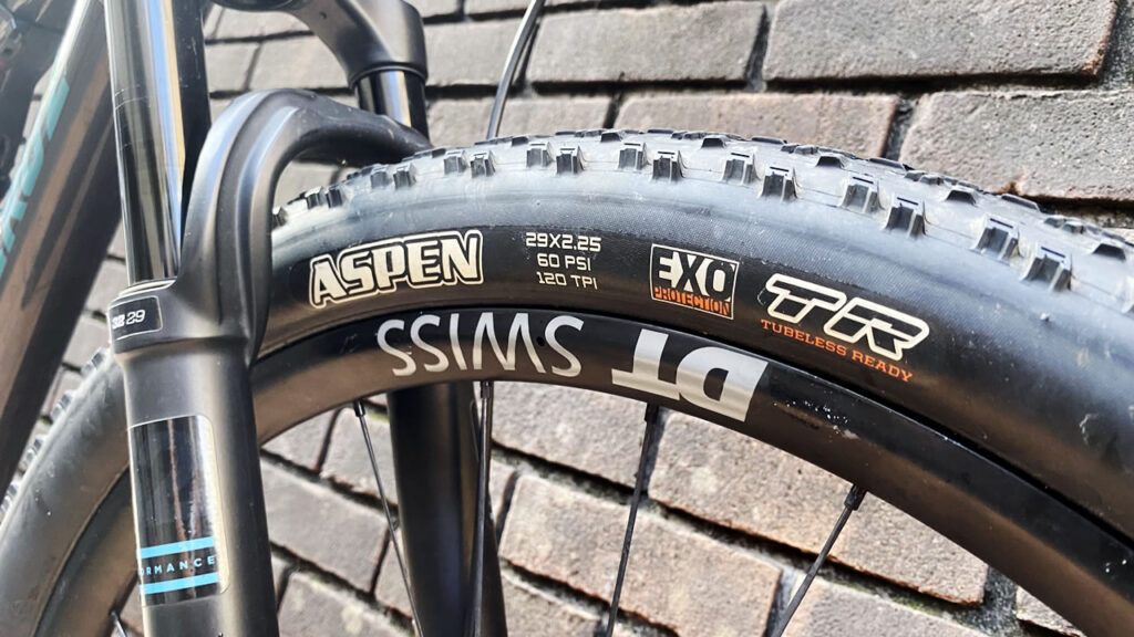 前輪はMaxxis Aspen