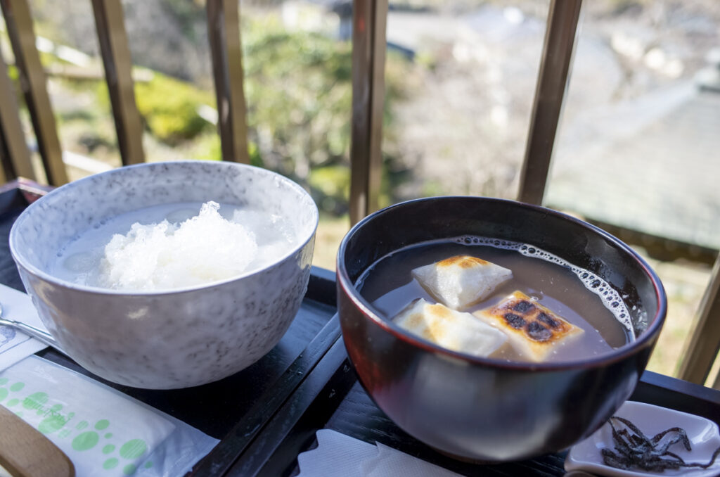 白いお汁粉と普通のお汁粉