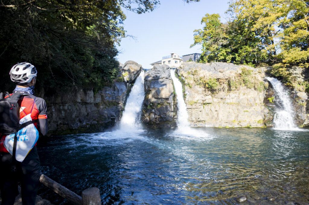 街のど真ん中にある雄大な五竜の滝