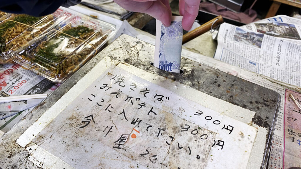 焼きそばとみそポテトの代金を箱に入れるスタイル（お釣りは出ないのでご注意を！）