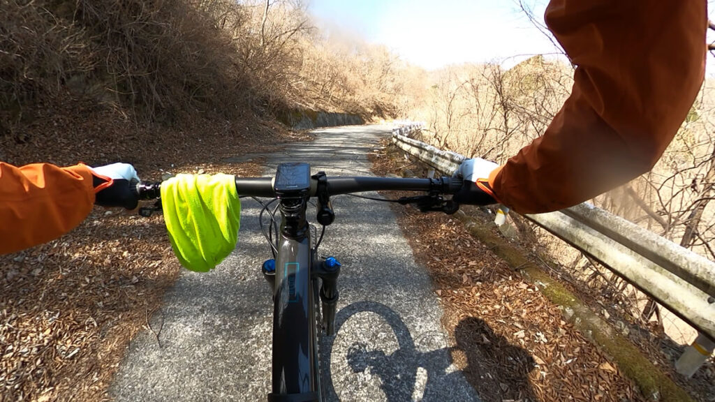 道の先に柵が見える